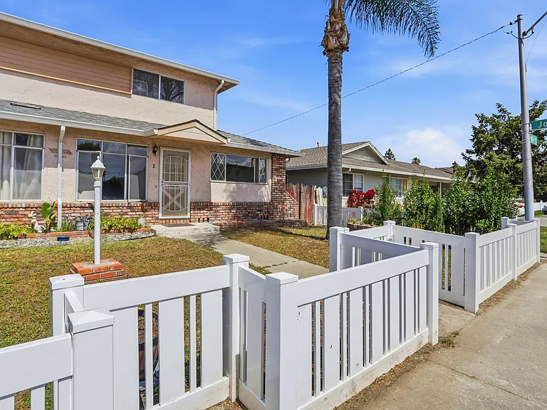 2105 Royal Dr #1 — Photo 3