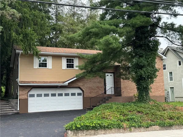 707 W State St, Coopersburg, PA 18036