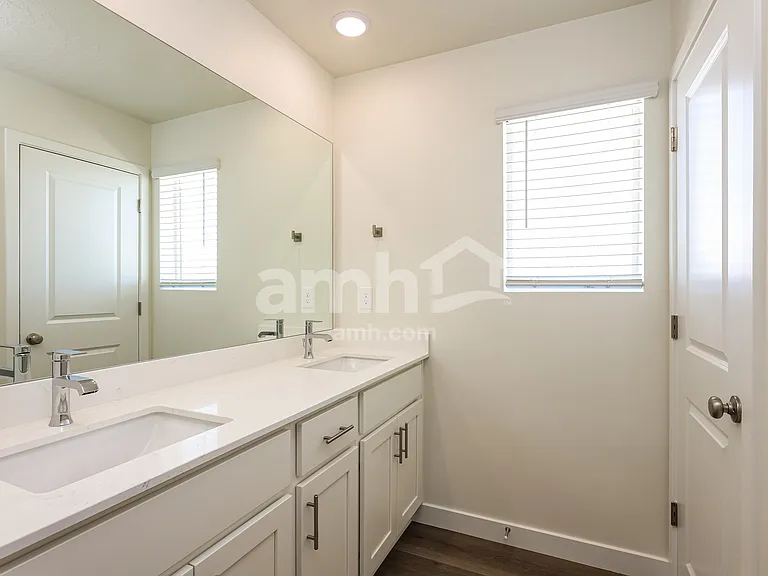 1384 W Mahogany St — Photo 10