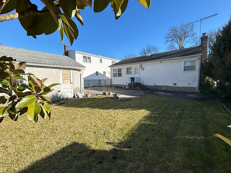 420 Old Country Rd — Photo 19