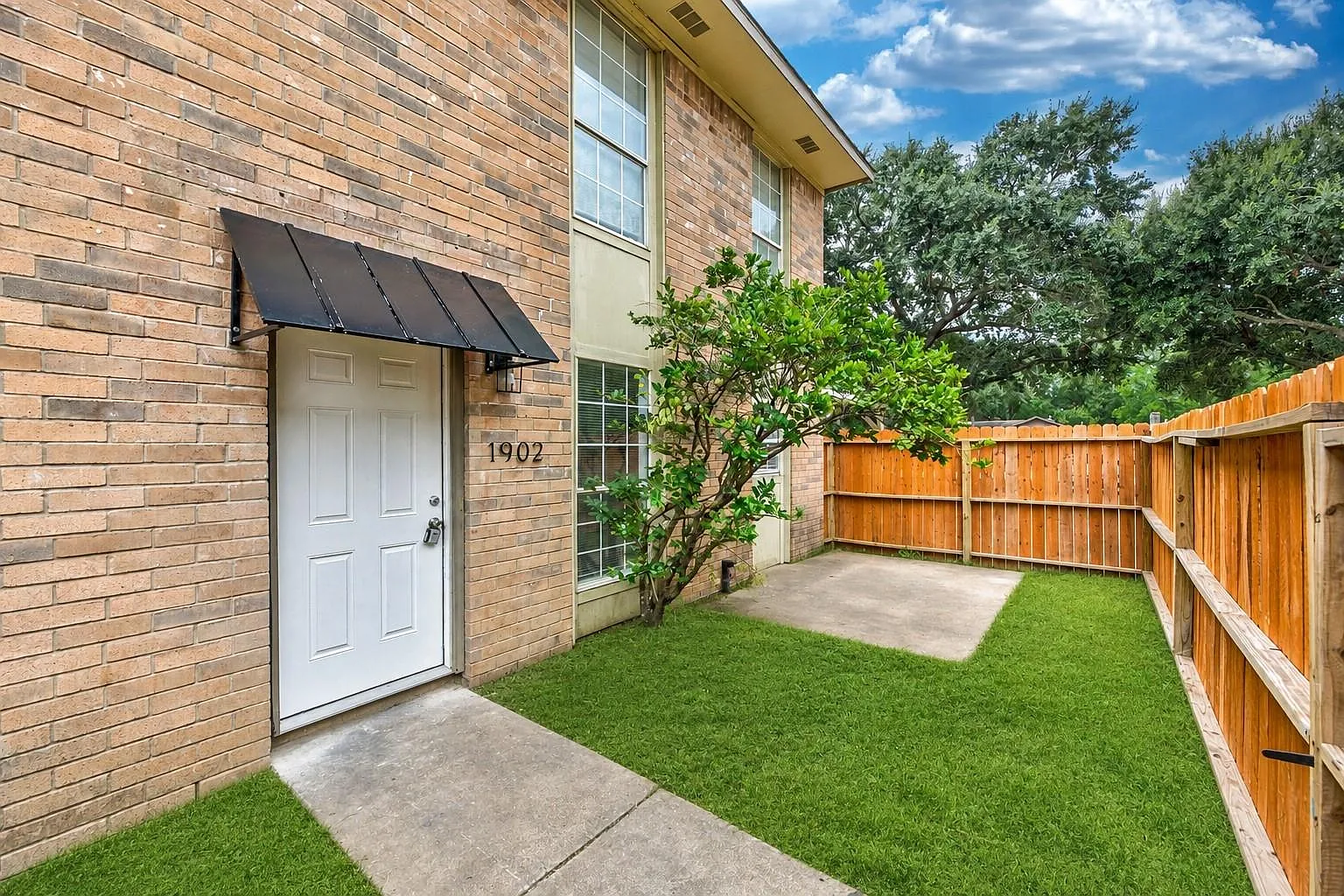 2 bed, 1.5 bath, 1300 sqft, $1,725 — Photo 1