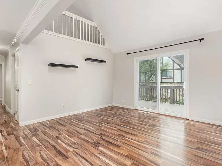 1589 Arlington Ave — Photo 6
