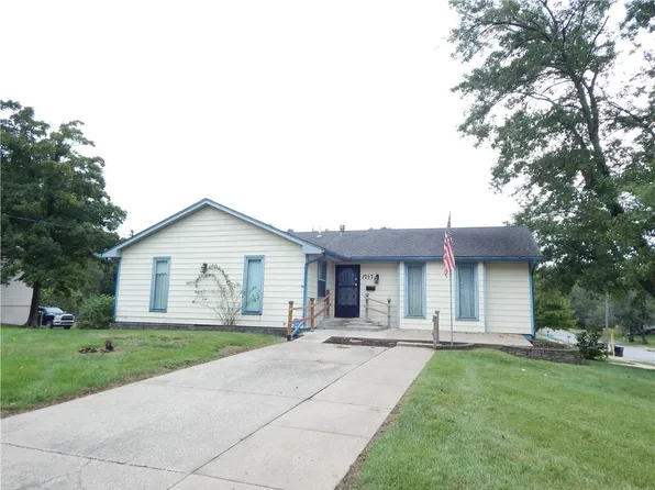 1727 Dakota St, Leavenworth, KS 66048