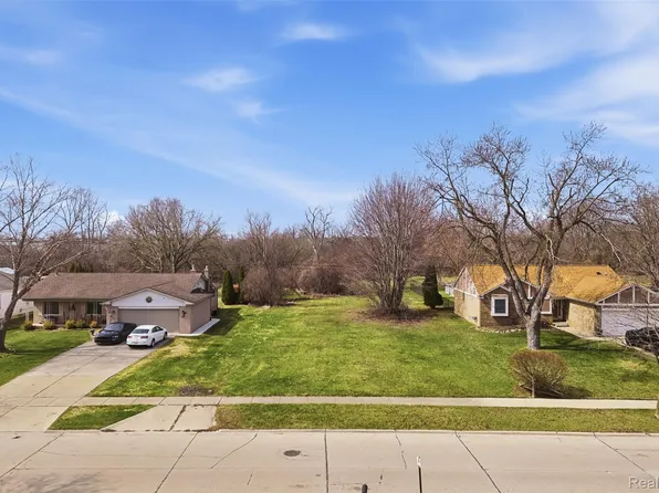 22674 Monterey Dr, Woodhaven, MI 48183