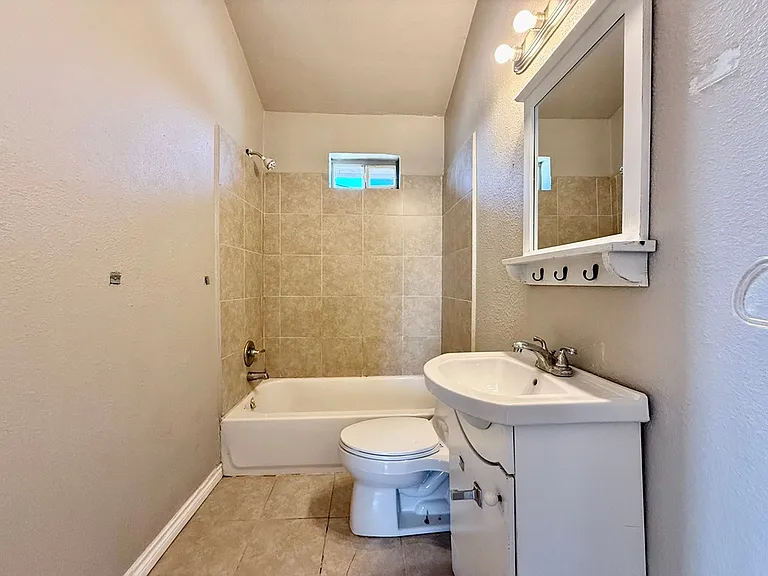 2400 College Ave — Photo 8