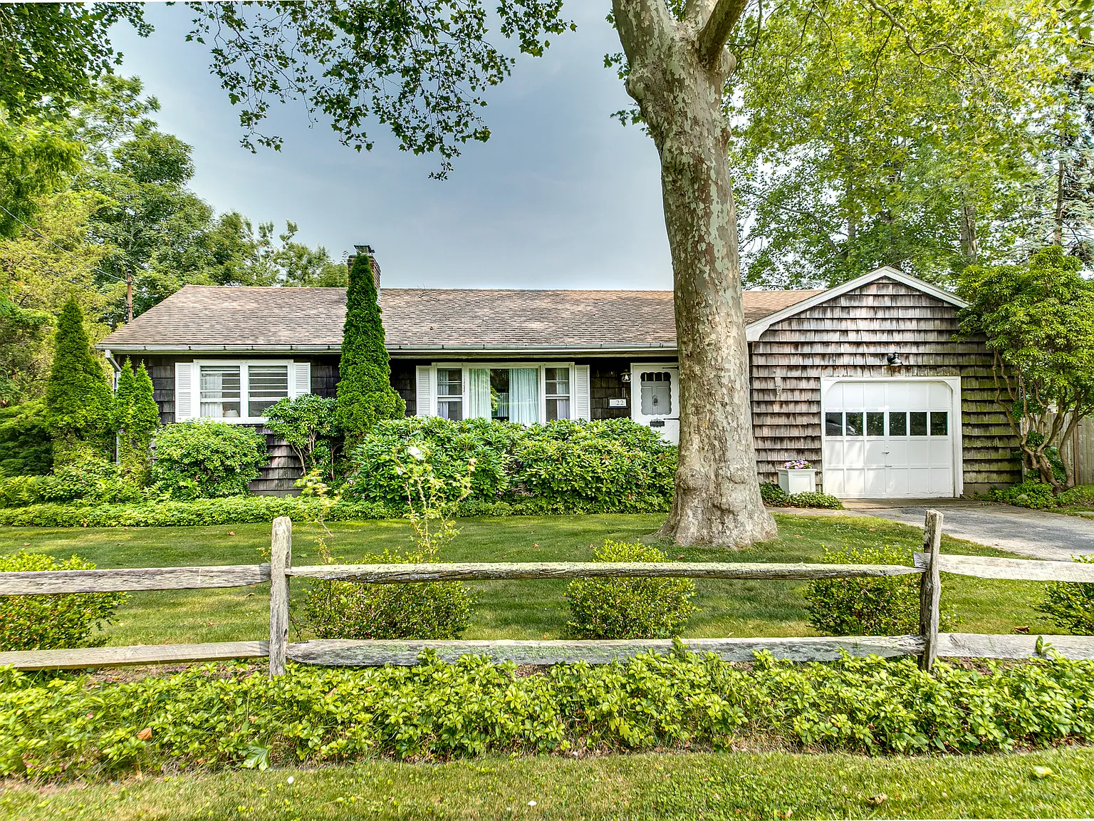 East Hampton Village Extended Winter Rental — Photo 1