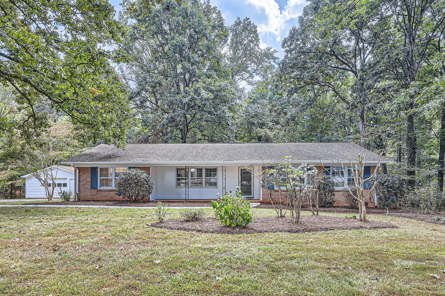 203 Nottingham Dr — Photo 1