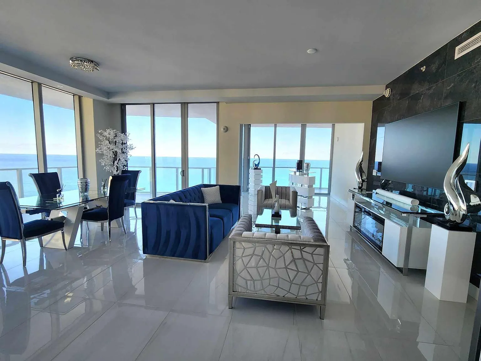 2 bed, 2.5 bath, 1917 sqft, $24,000 — Photo 2