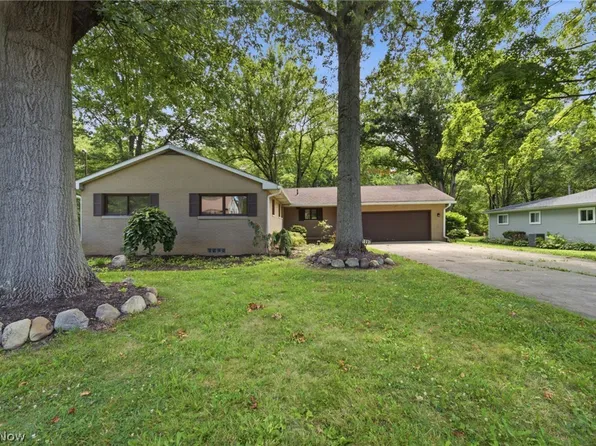1097 Oak Tree Rd, Akron, OH 44320