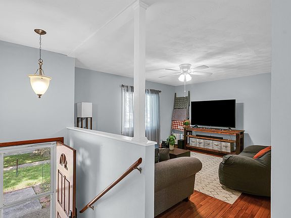 3rd image of 1010 Hollycrest Dr