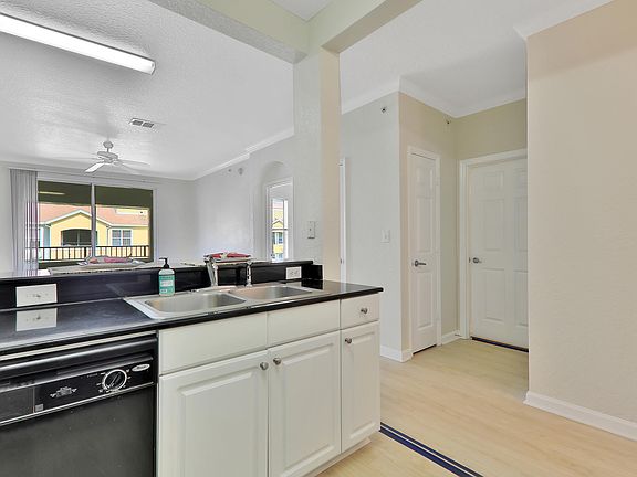 3rd image of 8539 GATE Parkway #9414