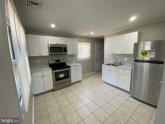 3rd image of 1404 Brook Ln
