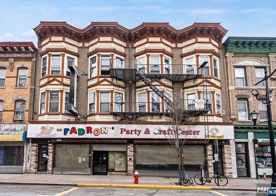 1st image of 900-902 Summit Ave