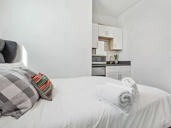 3rd image of 2072 Mission St