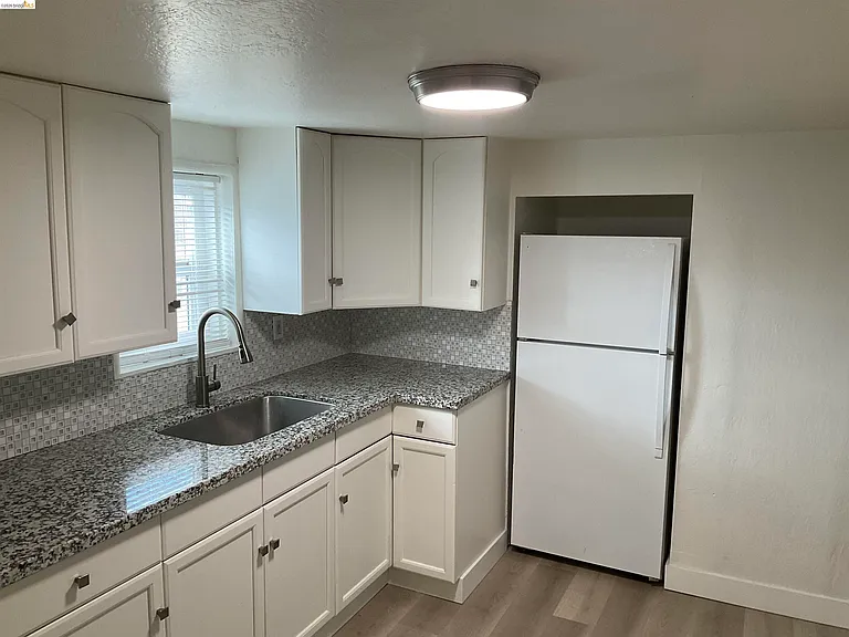 619 W 17th St #C — Photo 3