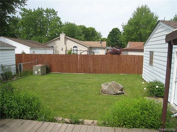 4th image of 27066 Weddel Ave