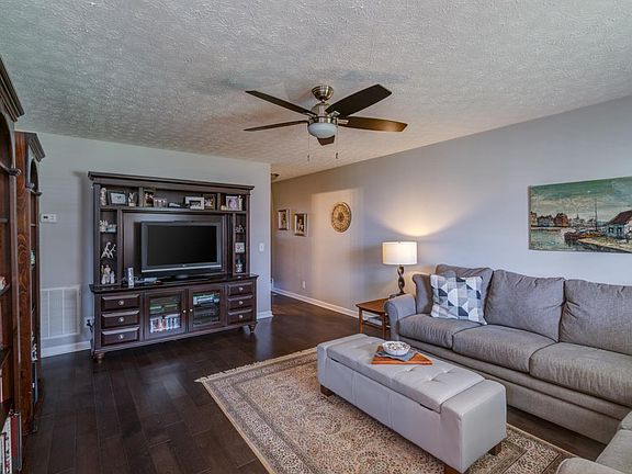 5th image of 104 Twin Oak Dr