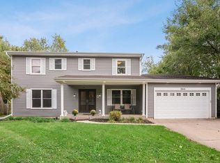 584 Green Oaks Dr, Crystal Lake, IL 60014