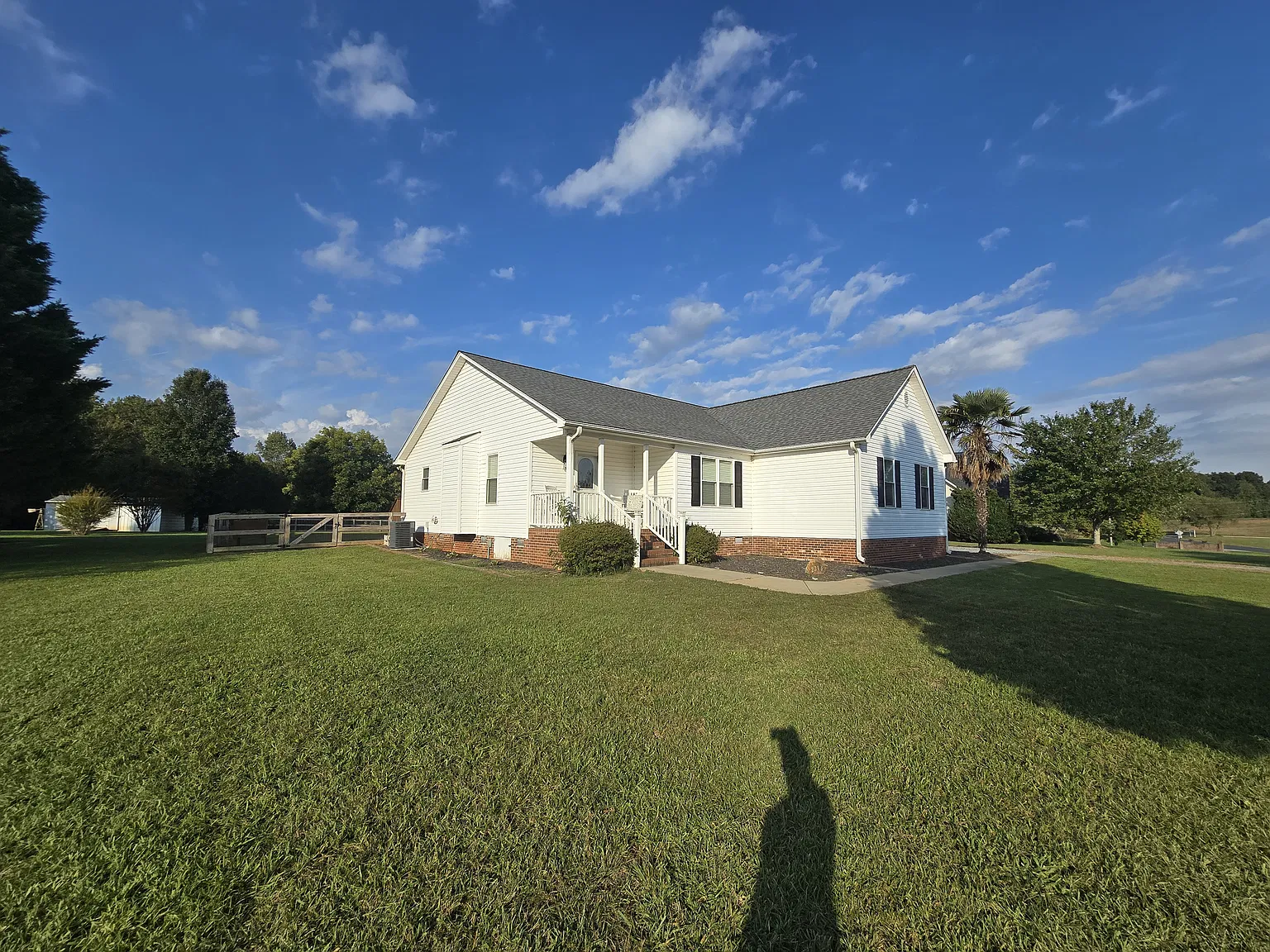 3 bed, 1350 sqft, $2,100 — Photo 3