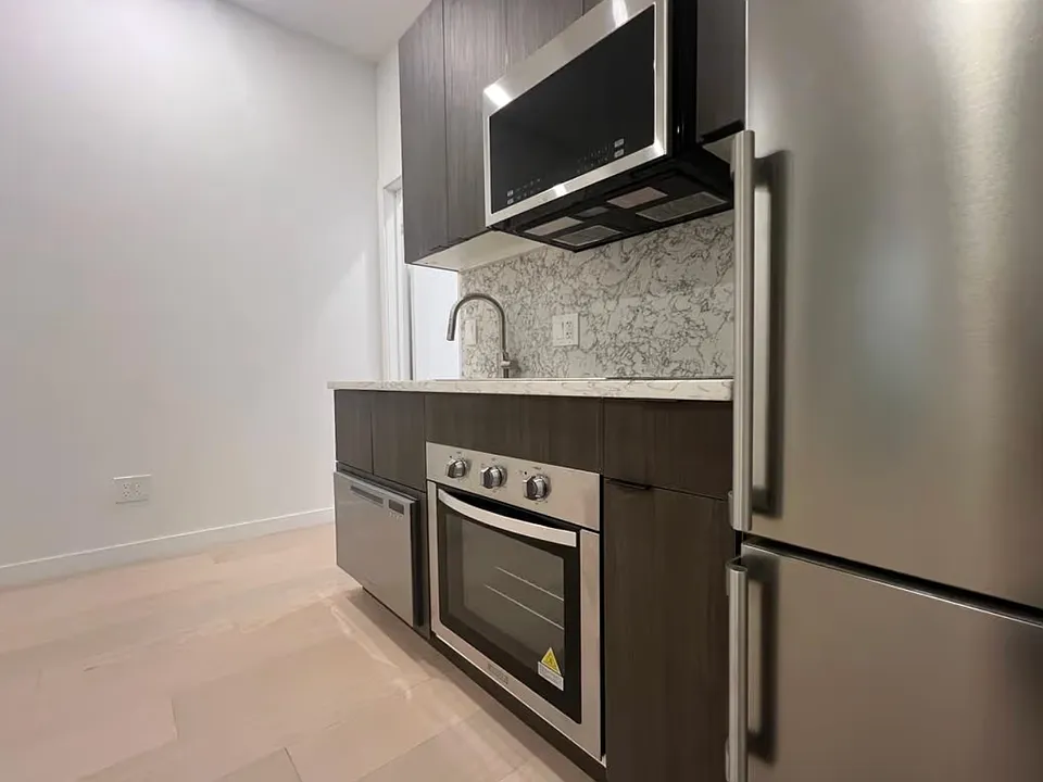 225 E 25th St #1C