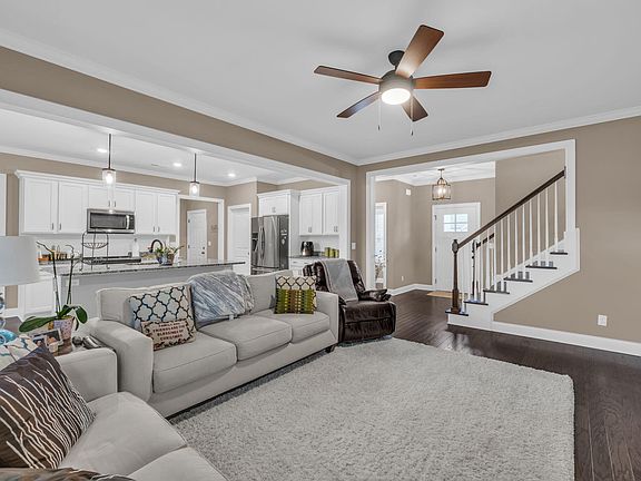 4th image of 56 Winchester Dr