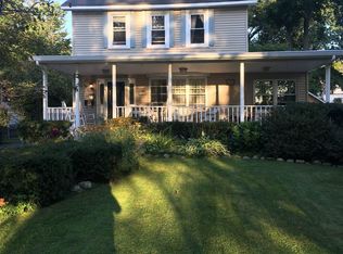 1142 N Country Club Dr, Niskayuna, NY 12309