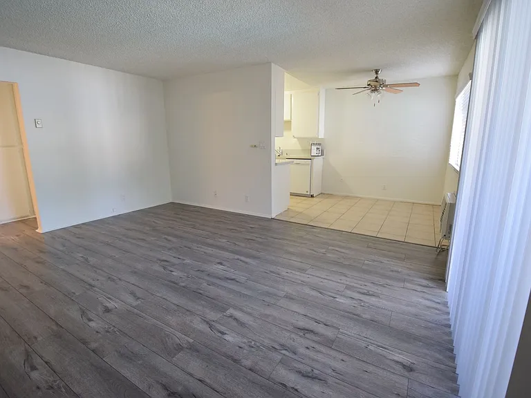 6115 Whitsett Ave — Photo 6