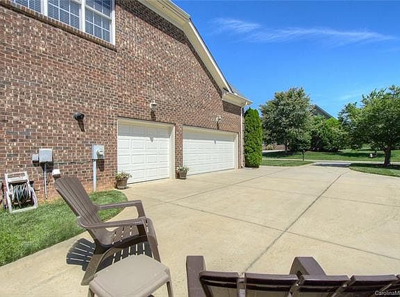 4th image of 3911 Voltaire Dr
