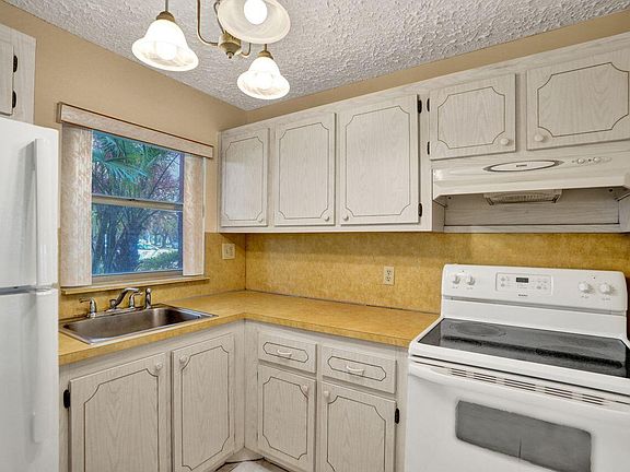 4th image of 9460 Sunrise Lakes Boulevard #106