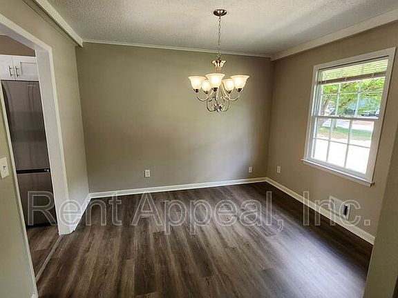 4th image of 1007 Strawberry Ln