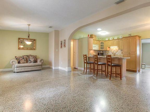 4th image of 6016 N Olive Ave