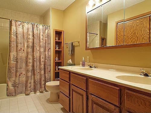 Upper Level Full Bath