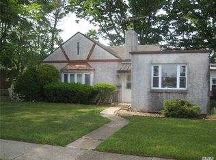 240 Dow Ave, Carle Place, NY 11514