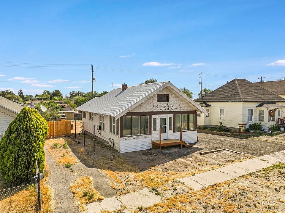 1st image of 212 8th Ave S