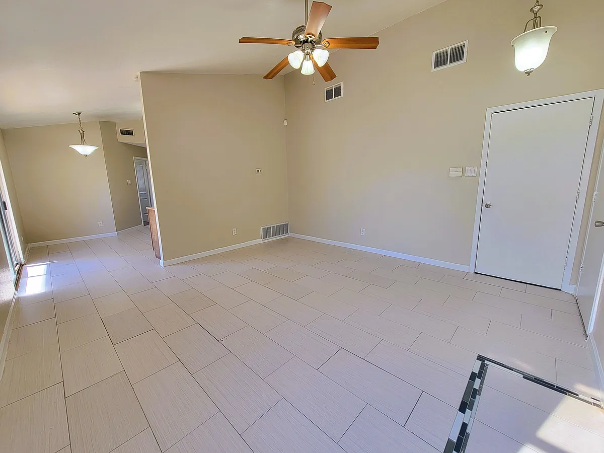 Building Photo - 2502 Windmill Dr