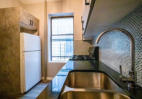 3rd image of 481 Montgomery St APT 2F