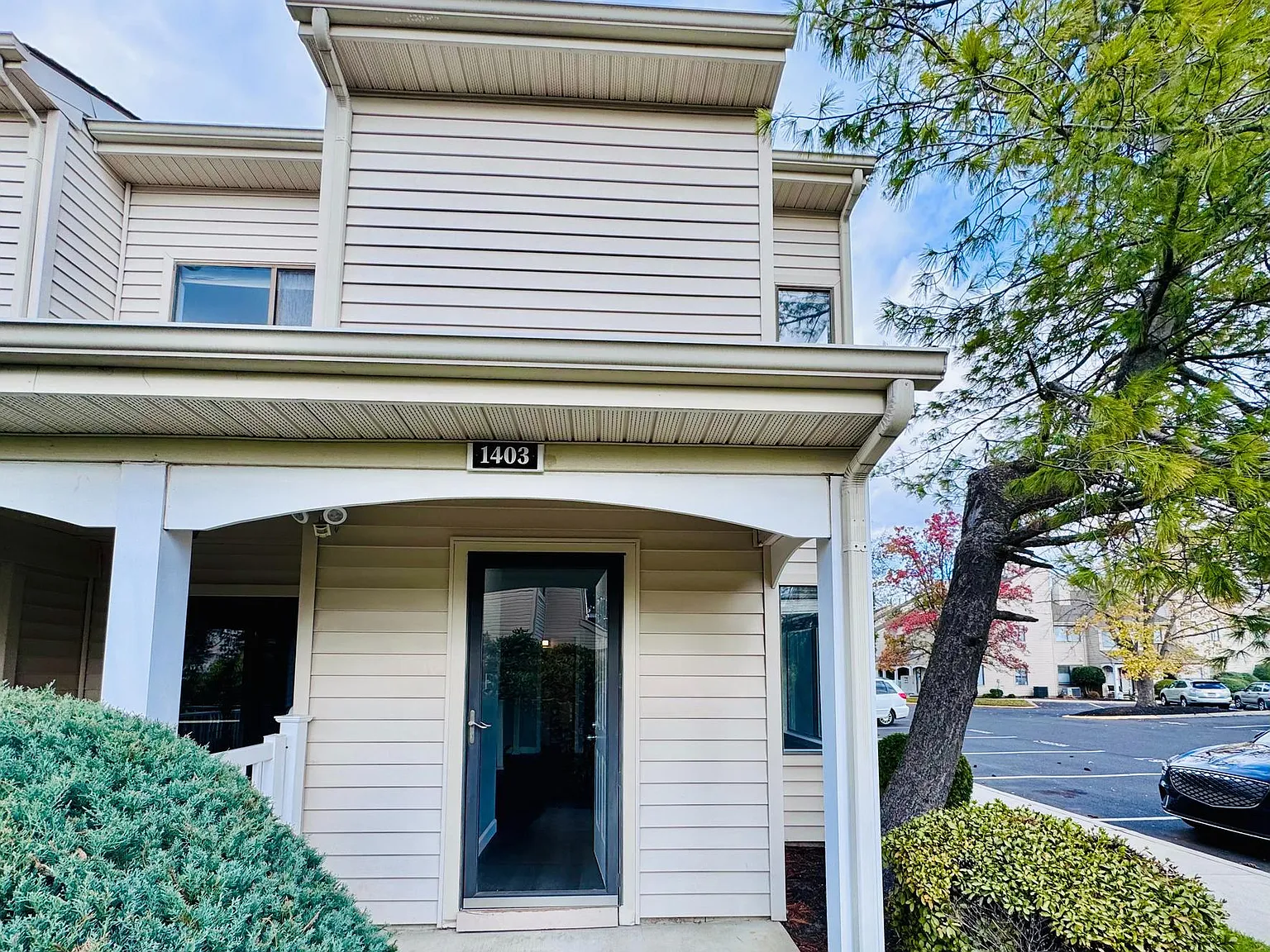 2 bed, 1.5 bath, 1087 sqft, $2,300 — Photo 2