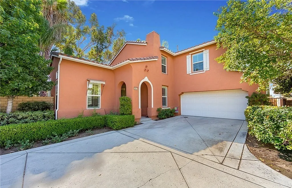 3 bed, 2.5 bath, 2069 sqft, $4,500 — Photo 2