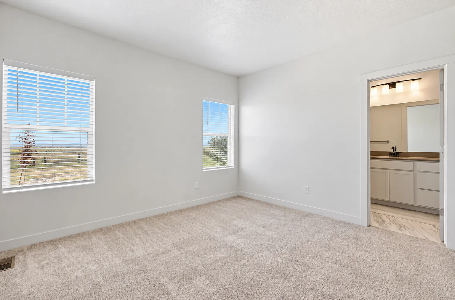 6 bed, 2700 sqft, $2,950 — Photo 4