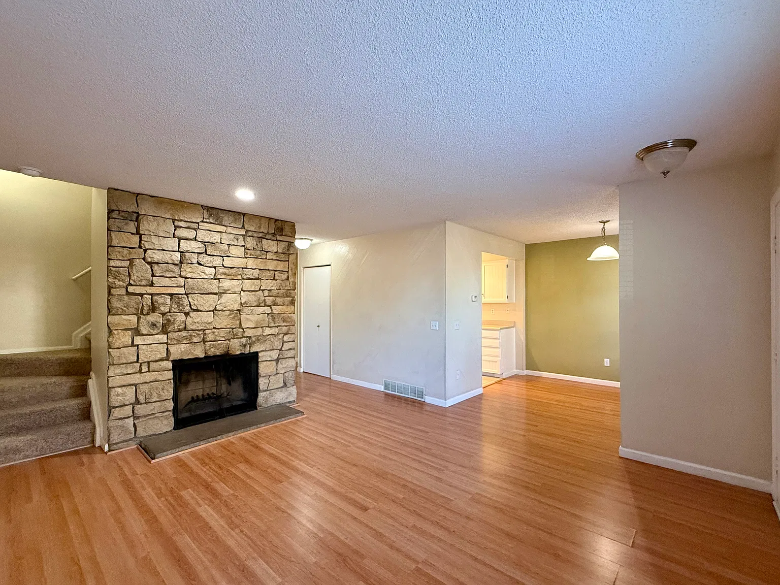 3 bed, 3.0 bath, 1886 sqft, $2,345 — Photo 3