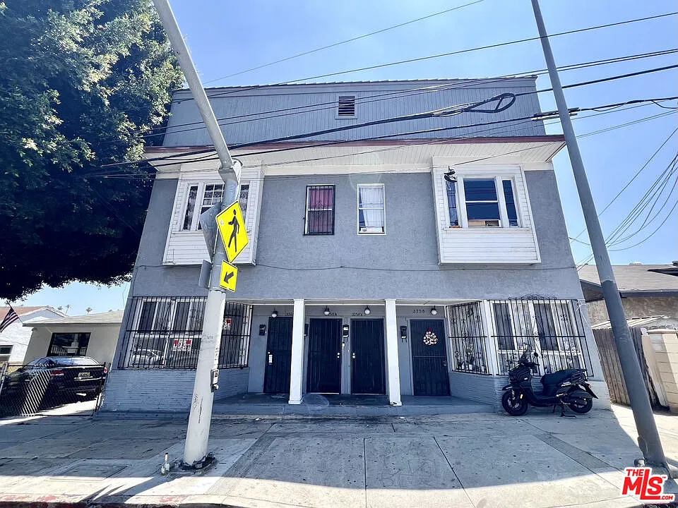 2 bed, 1.0 bath, 910 sqft, $2,000 — Photo 2