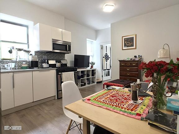 2nd image of 601 E 11th St APT 2a