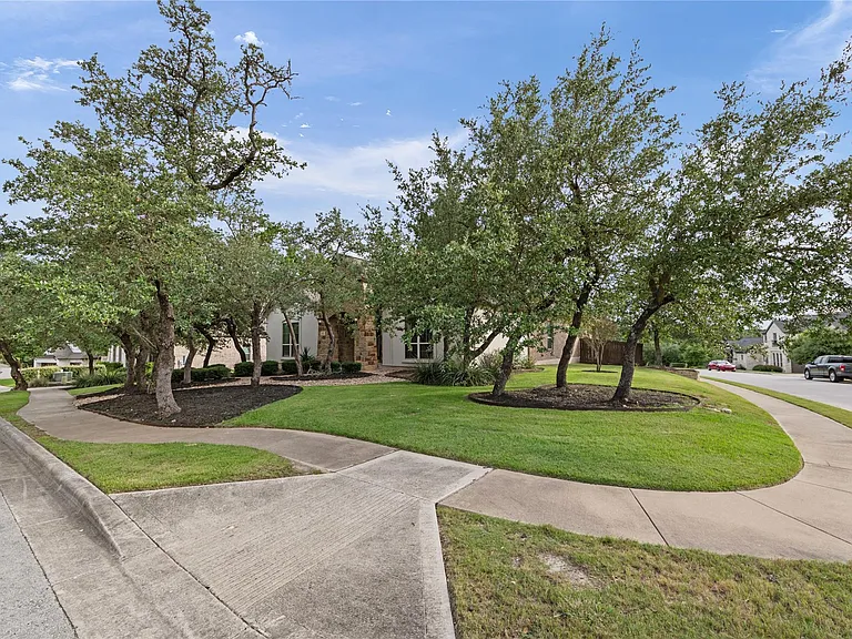 415 Bitterroot Ln — Photo 2