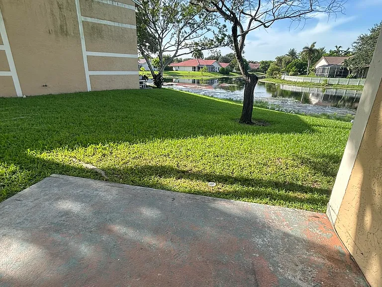 450 Palm Cir W #103 — Photo 16