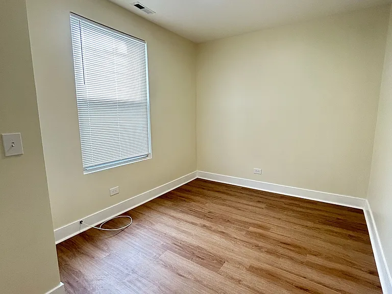 1006 W 77th St #2 — Photo 6
