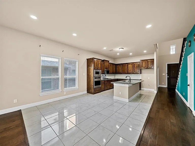 604 Darby Ln — Photo 33