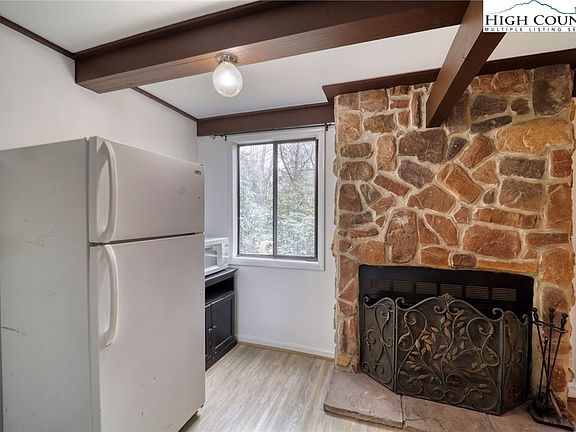 4th image of 42 Hemlock Hill #C
