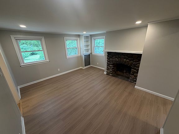 5th image of 10 Beverly Way #1