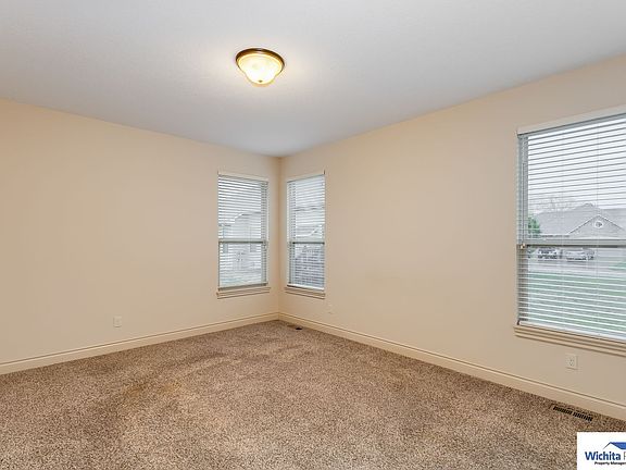 4th image of 1711-1713 N Bedford Cir