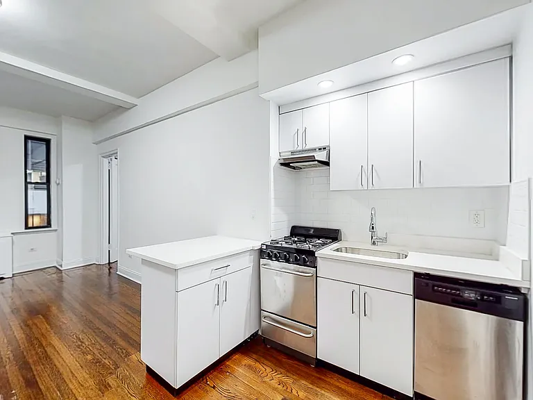 140 E 46th St #2B — Photo 3